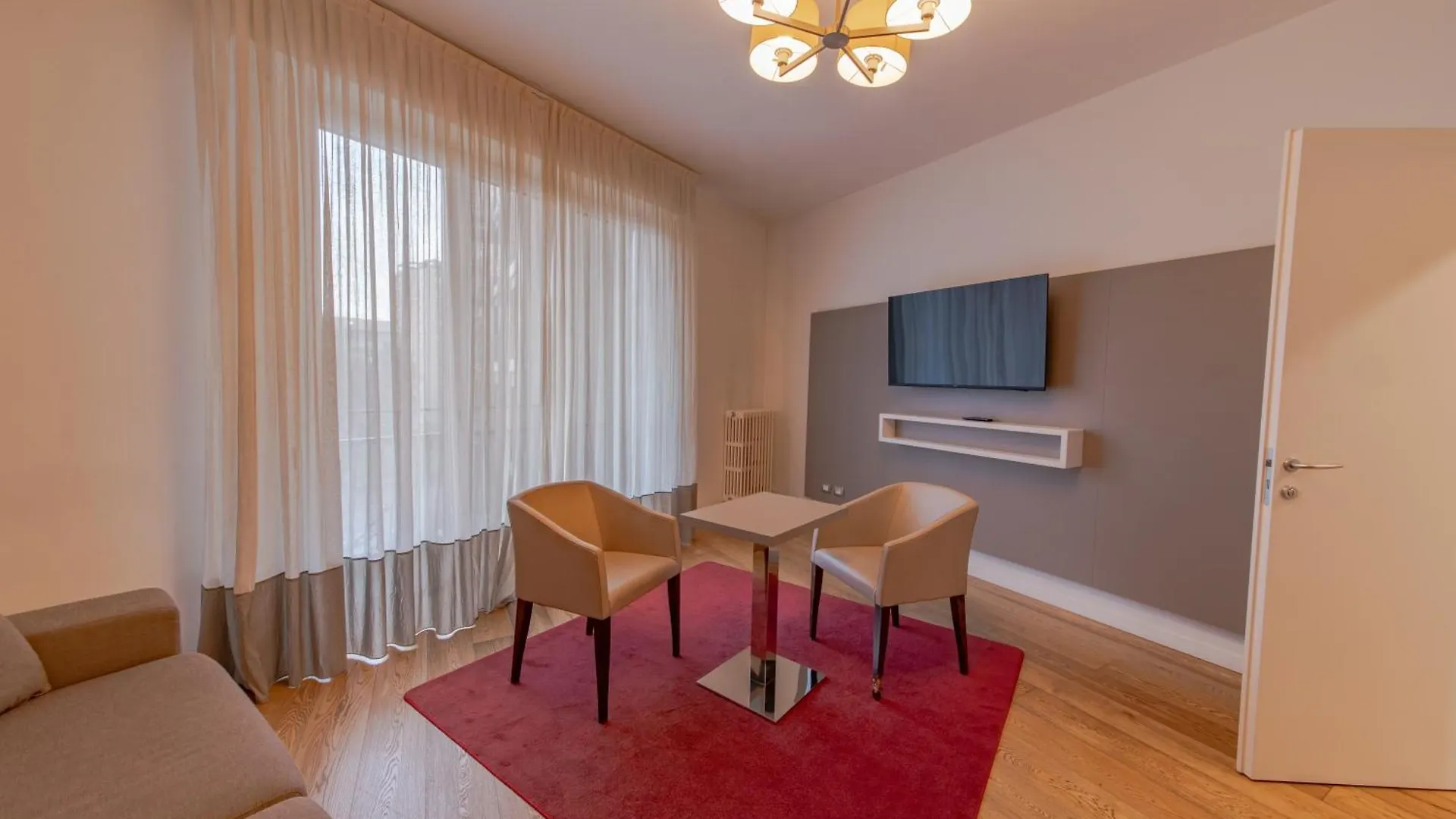 Hotel Mercure Milano Solari 4*, מילאנו